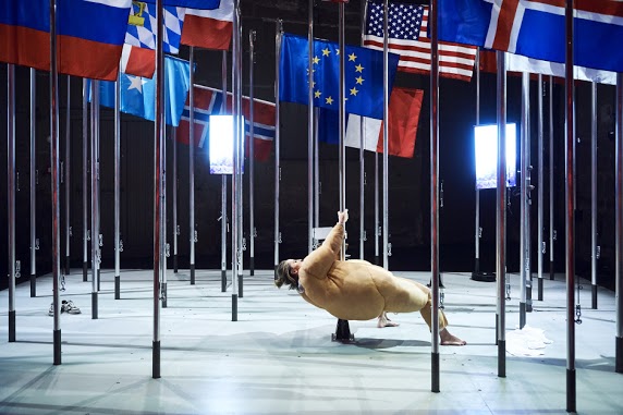 Edward Snowden steht hinterm Fenster und - Bern, Stuttgart, Zrich